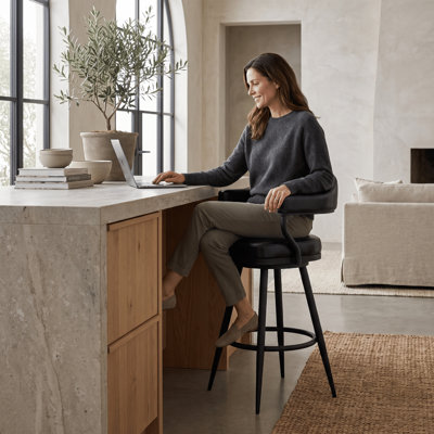 Tabouret de bar et de comptoir Adelita avec accoudoirs en similicuir et structure en métal