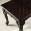 Table basse ornée en bois de cerisier foncé avec une palette de couleurs riches et une allure intemporelle traditionnelle chaleureuse