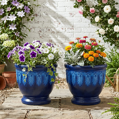 Jardinière Roselmont Classic MGO de 36 cm (14,17 po) en forme d'urne, ornée de motifs de feuilles en coquillage, de volutes et d'une forme bulbeuse, idéale pour le jardin et la terrasse.