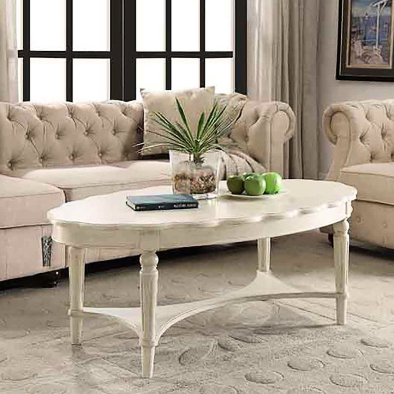 Table basse antique blanche avec tablette pour une utilisation pratique dans l'espace principal