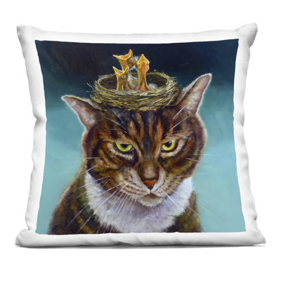 Coussin décoratif avec nid d'oiseau et chat, design par Lucia Heffernan