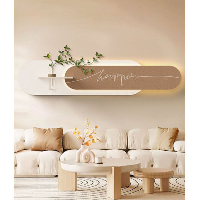 Sculpture murale à panneaux incurvés doux avec vase pour un décor intérieur minimaliste dans une salle à manger.