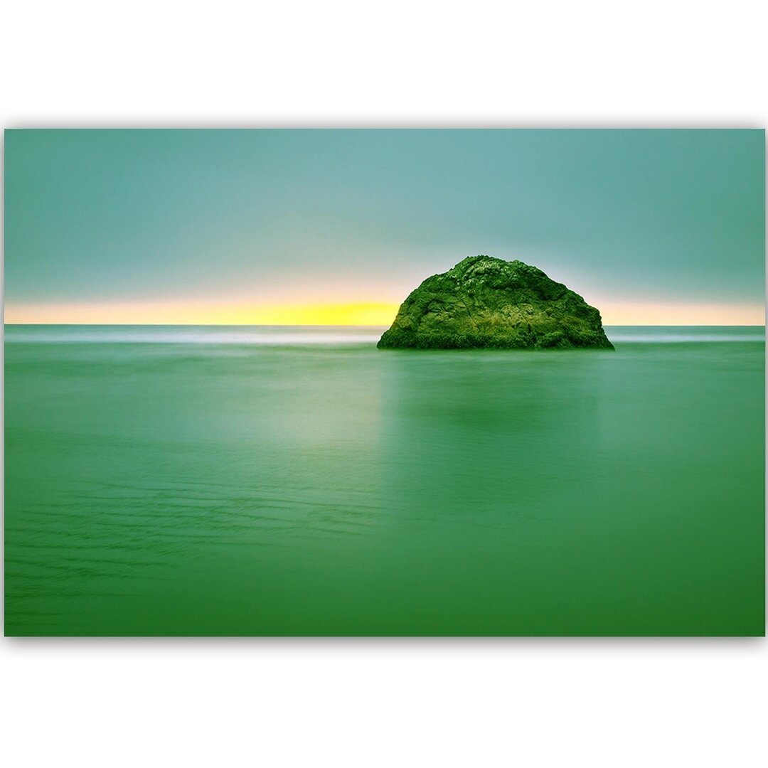 Leinwandbild Ein Felsen im Meer in der Abenddämmerung