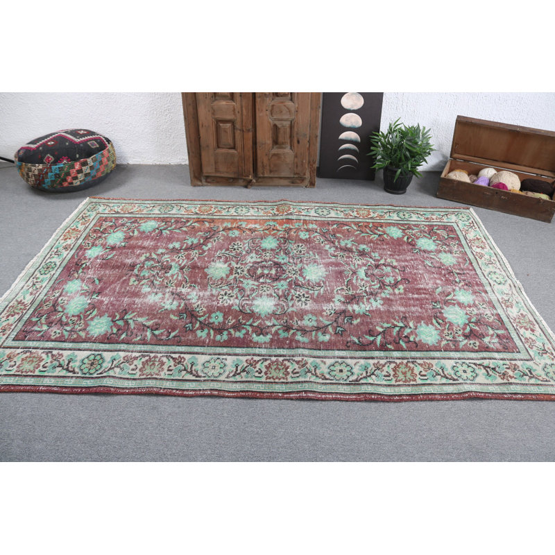 Élégant tapis de style turc avec motif floral bourgogne et vert menthe parfait pour n'importe quelle pièce