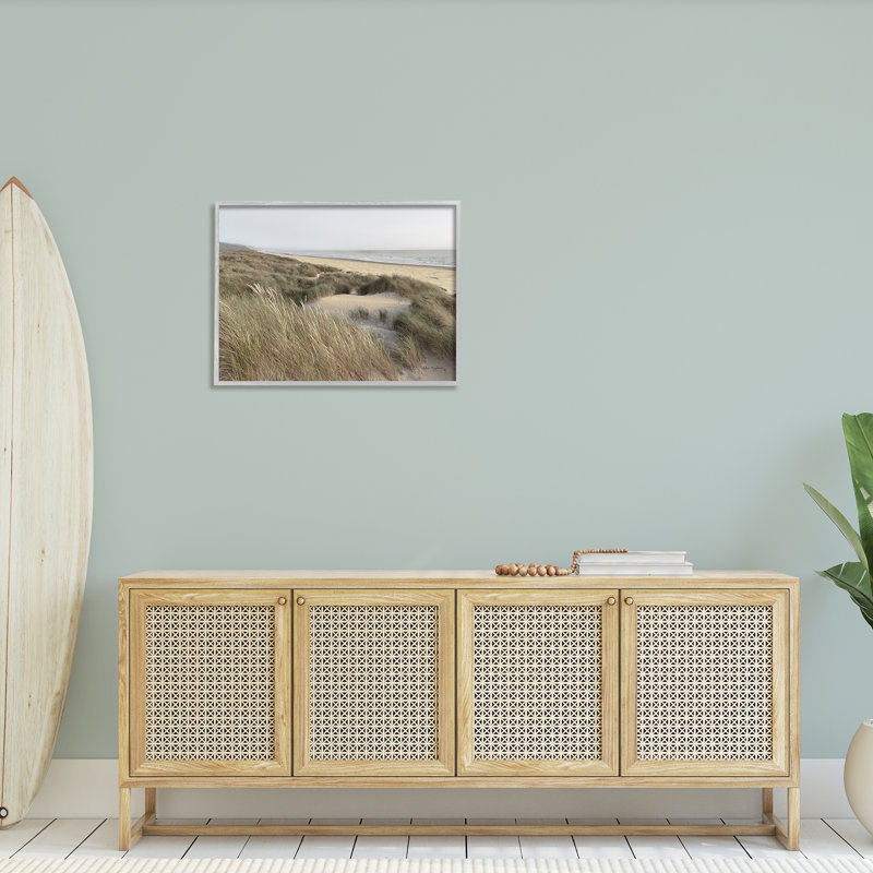 «Mute Beach Coast Tall Grassy Dunes Distant Mountains» par Alan Majchrowicz - photographie, Estampe numérique Farmhouse