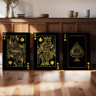 Ensemble de 3 affiches murales encadrées, style casino, avec cartes à jouer noires et dorées (As, Roi, Reine de Pique), sur toile. Décor idéal pour la salle de jeux, le bar, le salon ou l'intérieur moderne.