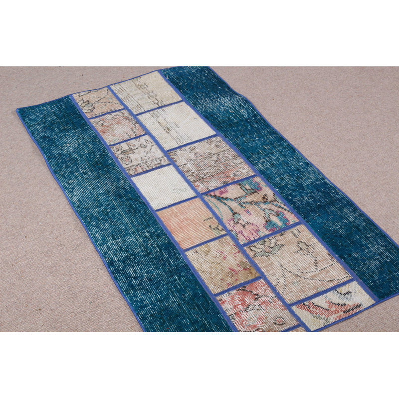 Exquis petit tapis à patchwork turc Oushak en laine bleue pour un vestibule vibrant