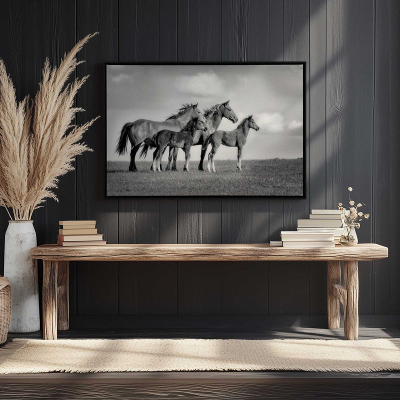 «Family of Wild Horses», reproduction sur toile , Cadre flottant or poli, H 24,75 po x l 36,75 po x P 1,75 po