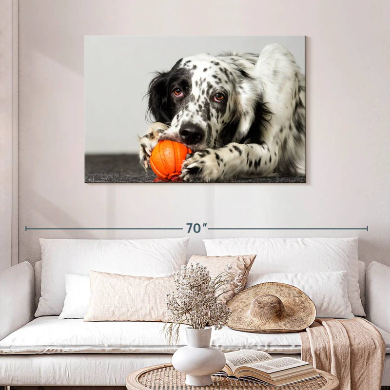 Chien avec jouet orange, H 30 po x l 45 po