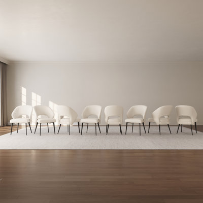 Ensemble de 8 chaises de salle à manger modernes rembourrées, en similicuir blanc, avec dossier ajouré et pieds en métal noir, et accoudoirs incurvés, idéales pour la cuisine et la salle à manger.