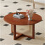 Une table basse en bois rouge foncé naturelle et élégante avec des décorations en rotin artificiel, parfaite pour un salon à la mode et un thé confortable
