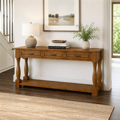 Console en bois massif de 152 cm de long avec 3 tiroirs et 1 tablette du bas, idéale pour une entrée ou un couloir. Montage facile. Pieds extra-épais.