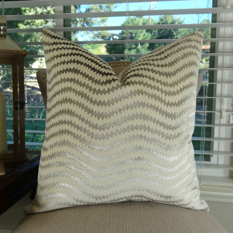 Coussin décoratif en velours crème Thomas Collection®, Option d'insert : polyester hypoallergénique, 12 po x 25 po