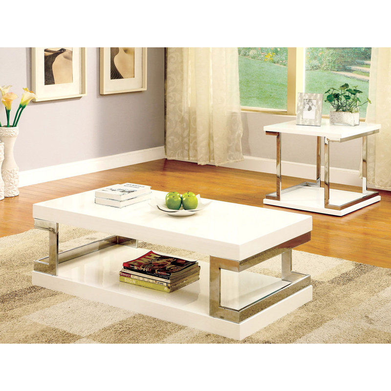 Table de bout contemporaine blanche avec structure en métal et détails décoratifs chic