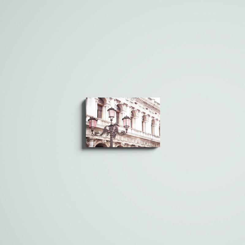 Photographie de Venise sur lanternes roses I, H 12 po x l 18 po