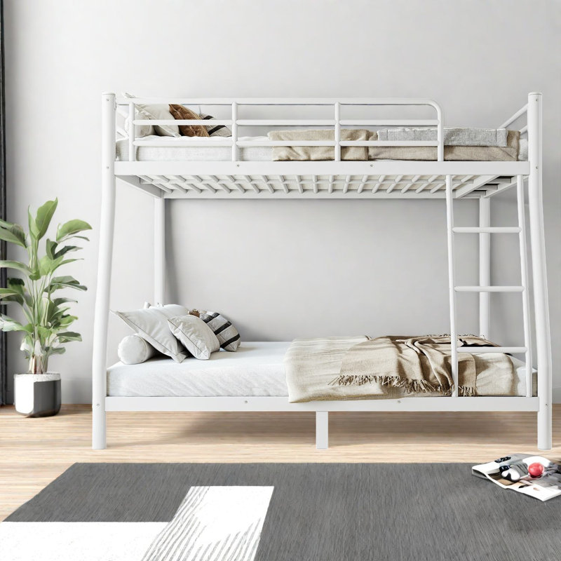 Lit double très grand au-dessus de grands lits, acier blanc, industriel moderne pour la maison