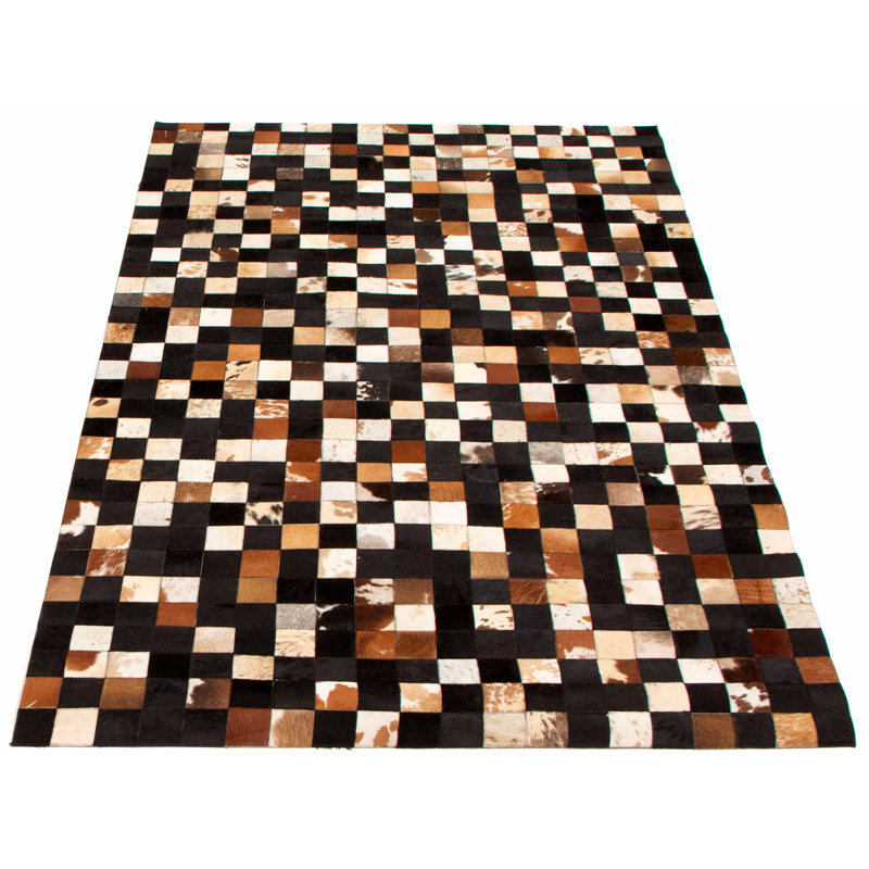 Tapis noir en cuir de vache fabriqué à la main Lares