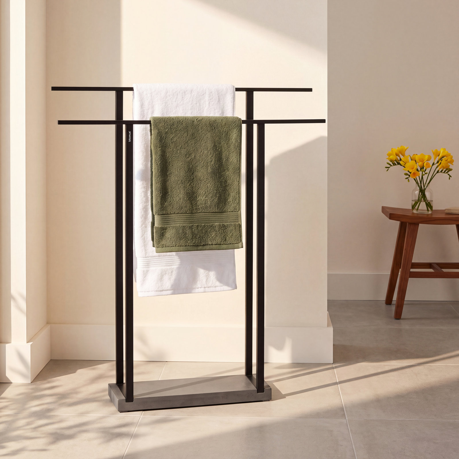MENOTO Free Standing Towel Stand