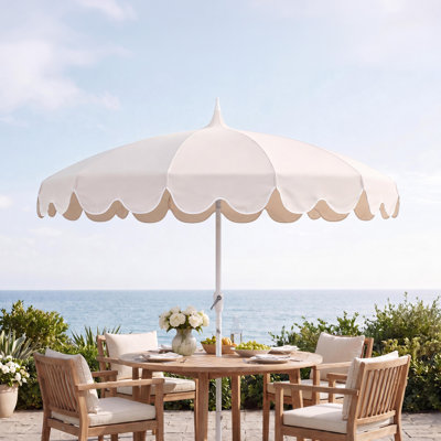 Parasol de bord de mer Maren classique festonné 8 pi. Avec manivelle à inclinaison automatique et protection contre les rayons UV Maren