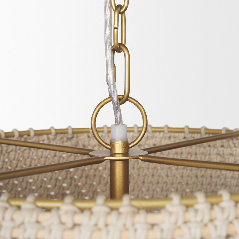 Luminaire suspendu 1 lumière avec abat-jour cylindrique tissé en corde de coton avec une chaîne et un auvent de finition dorée.