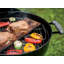 Barbecue au charbon noir classique de 18 pouces avec système de nettoyage et amortisseurs précis à contrôle de température.