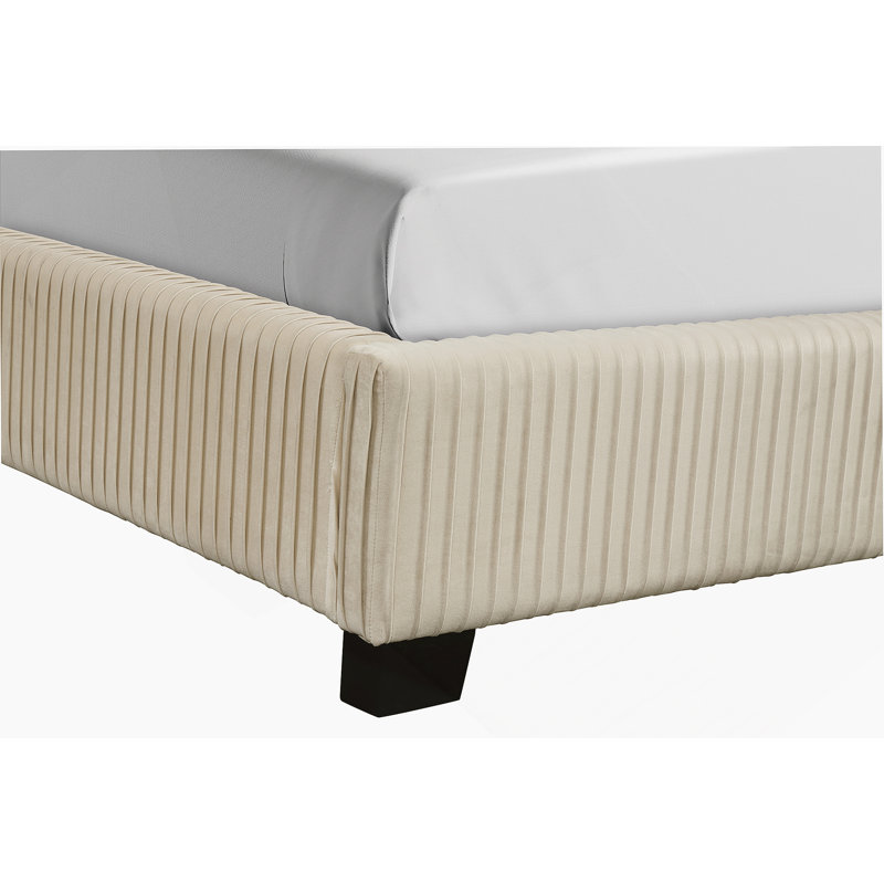 Très grand lit tapissier dans une boîte beige