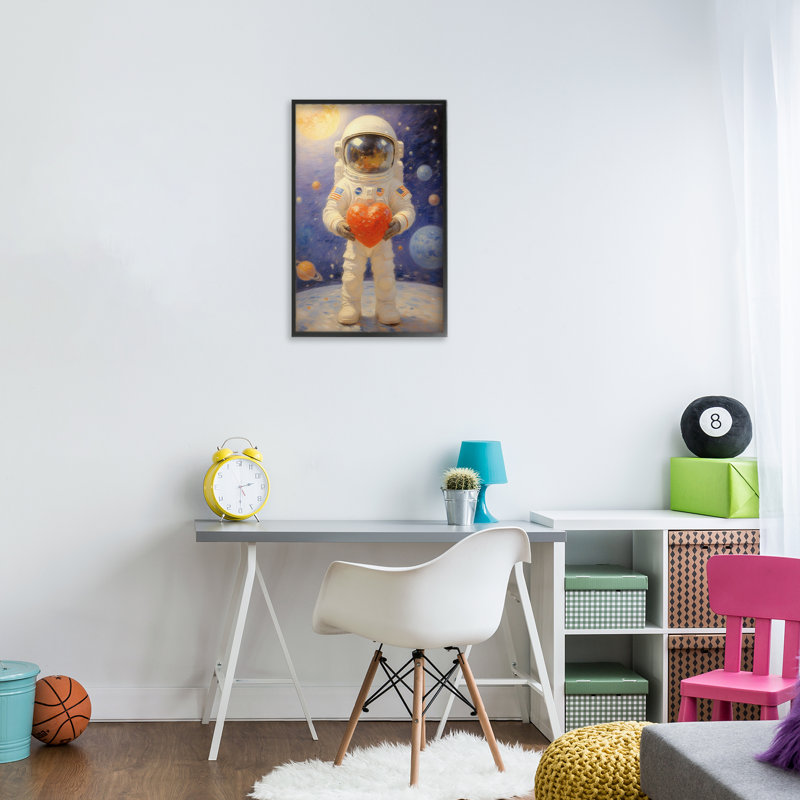 Astronaute tenant un cœur, estampe numérique, conception par Angie Hawke, H 18 po x l 12 po, Giclée encadrée noir minuit