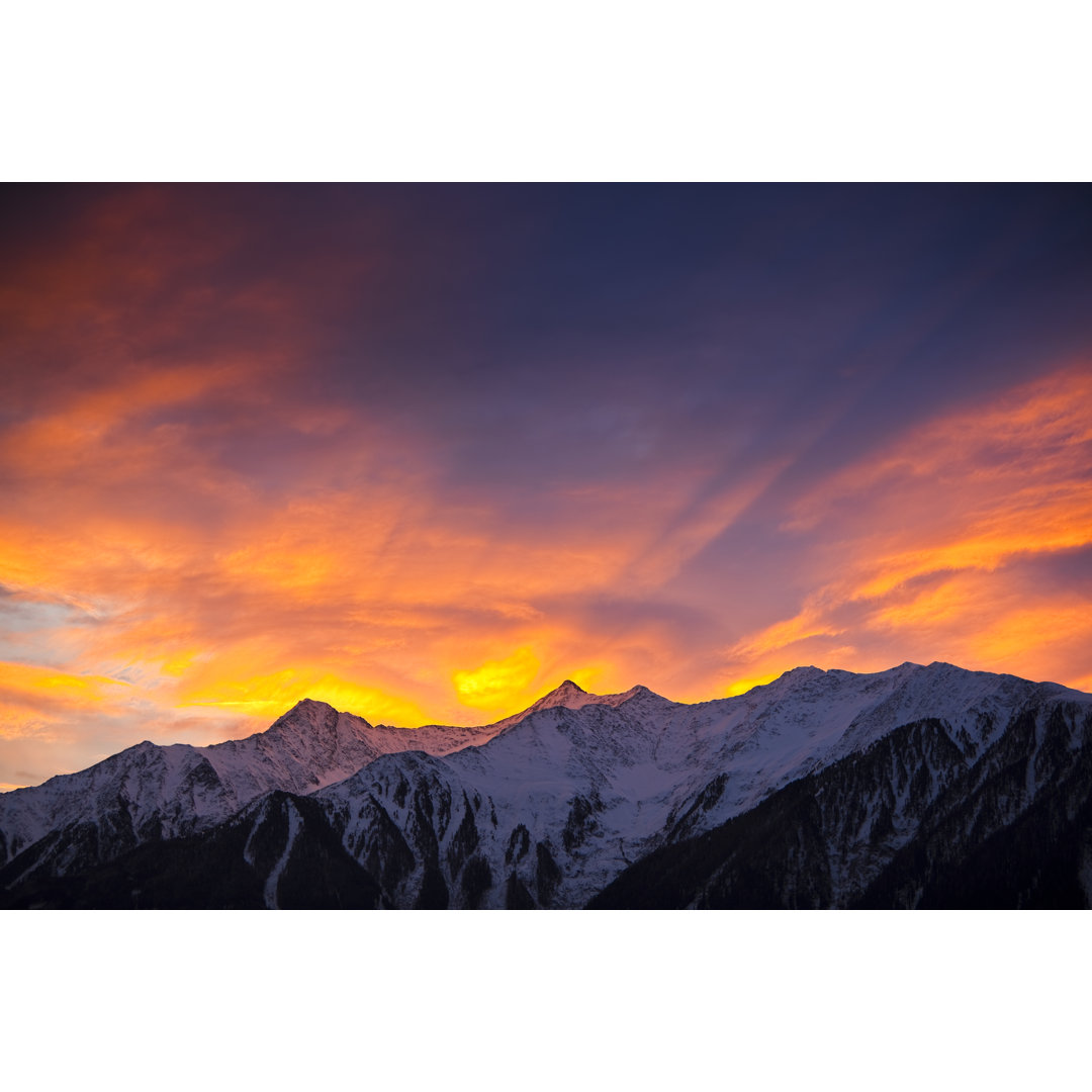 Verschneite Berge von Lightpix - Druck