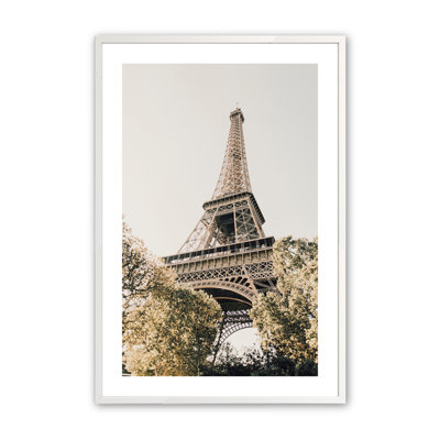 «Elettra Parisian Icon» encadrée sur papier par Krista Broadway