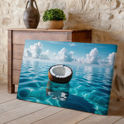 Toile, une demi-noix de coco flottante repose sereinement sur le cristal, art turquoise ondulant reflétant le ciel bleu éclatant, art mural