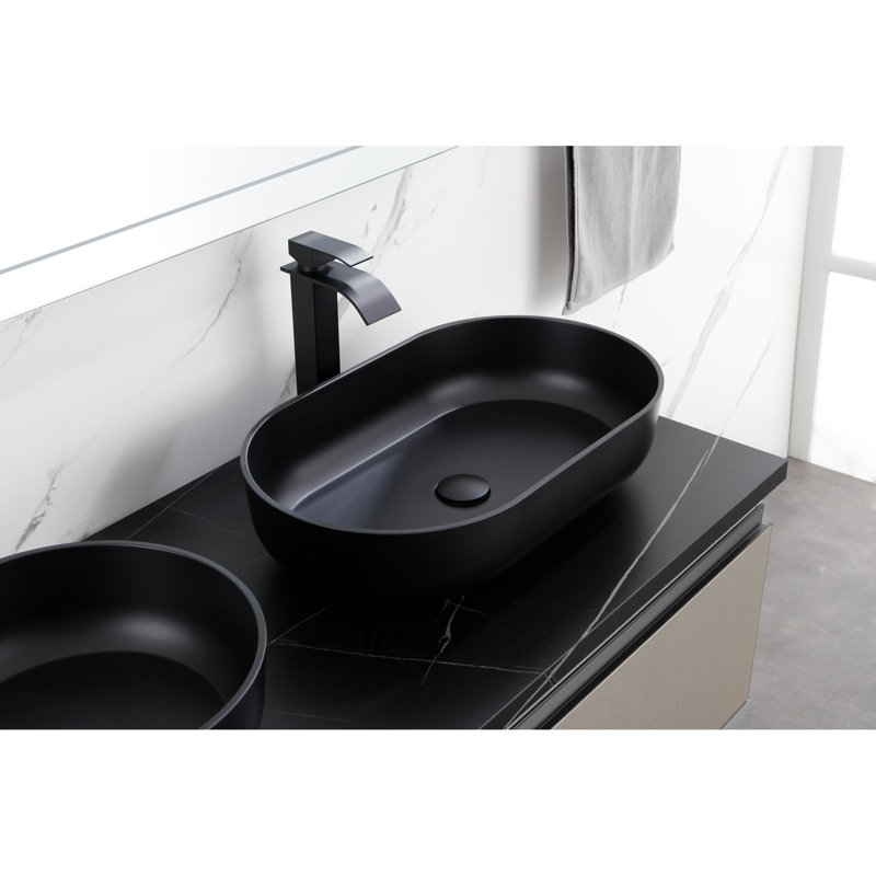 Lavabo de salle de bain noir mat peu encombrant, conception moderne pour les petites salles de bain