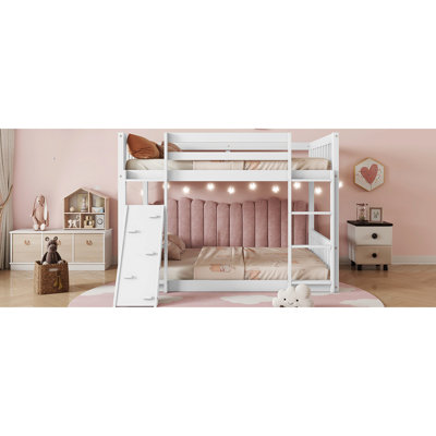 Lit simple superposé au-dessus du sol avec garde-corps, rampe d'escalade, maisonnette blanche confortable pour aire de repos, rampe polyvalente pour chambre à coucher