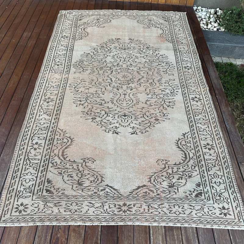Grand tapis turc rétro brun pour le décor d'une chambre ou d'un salon avec une esthétique bohème chic