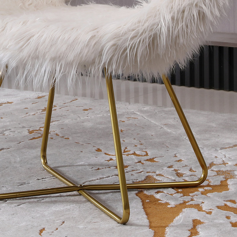 Chaise d'appoint rembourrée en fausse fourrure Slatina