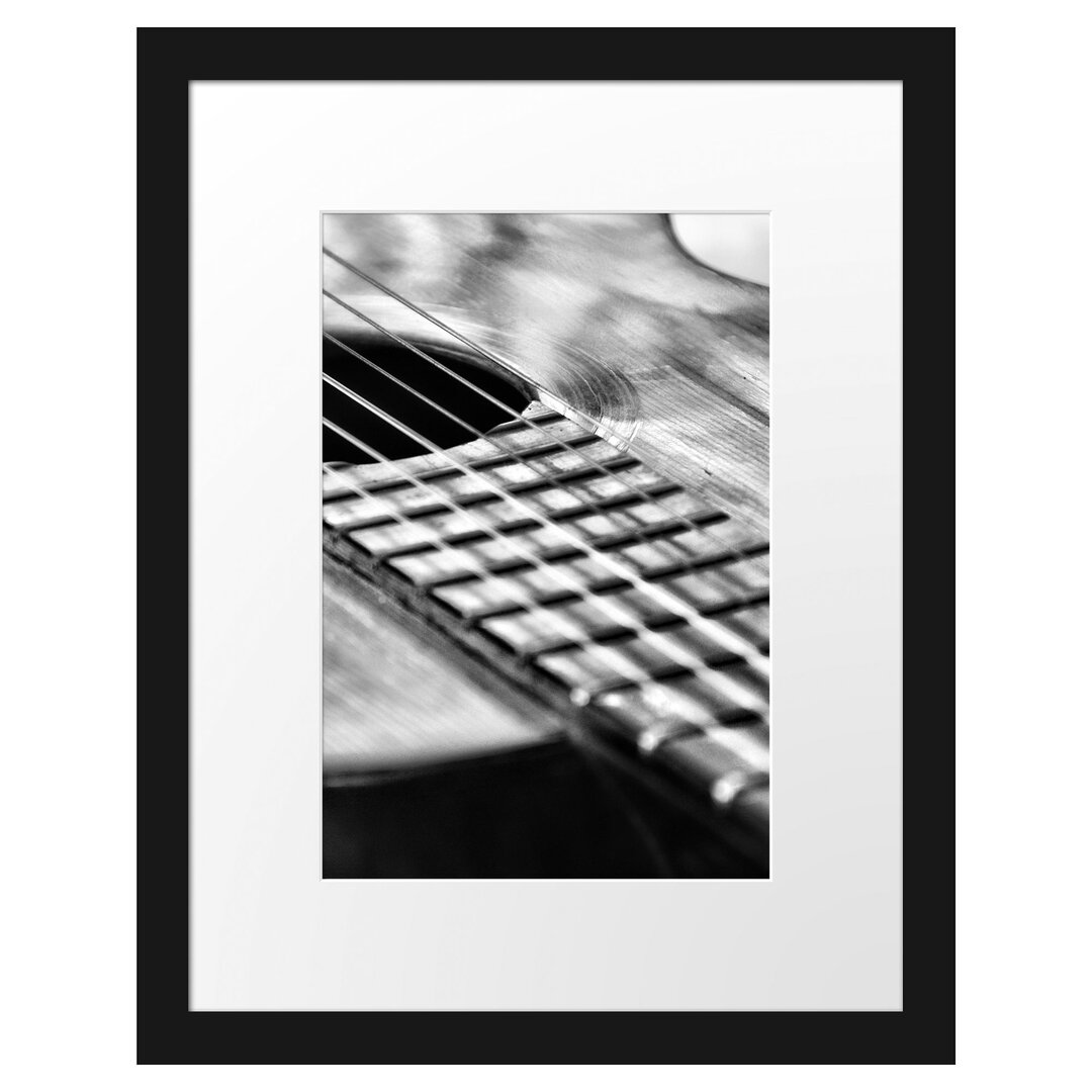 Gerahmtes Poster Gitarrensaiten am Schallloch