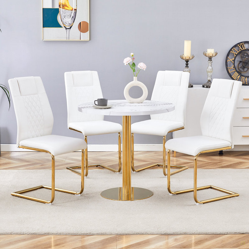 Ensemble de table et de chaises. Table de salle à manger élégante à motif de marbre blanc rond - Texture annulaire moulée par aspiration. Combinée avec des chaises en polyuréthane de haute qualité avec des pieds en métal doré arqués.