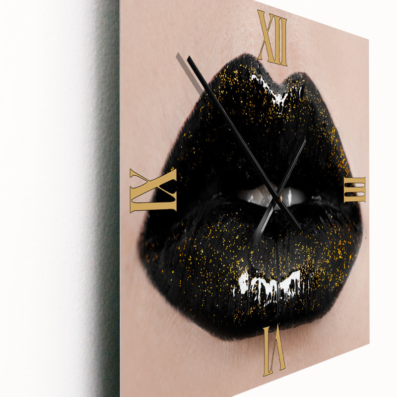 Gros plan sur la magnifique femme Lips I - horloge murale moderne, Moyen