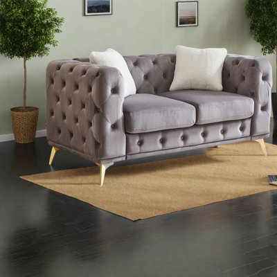 Luxueux canapés en velours, design Chesterfield avec pieds en métal, parfaits pour la vie moderne