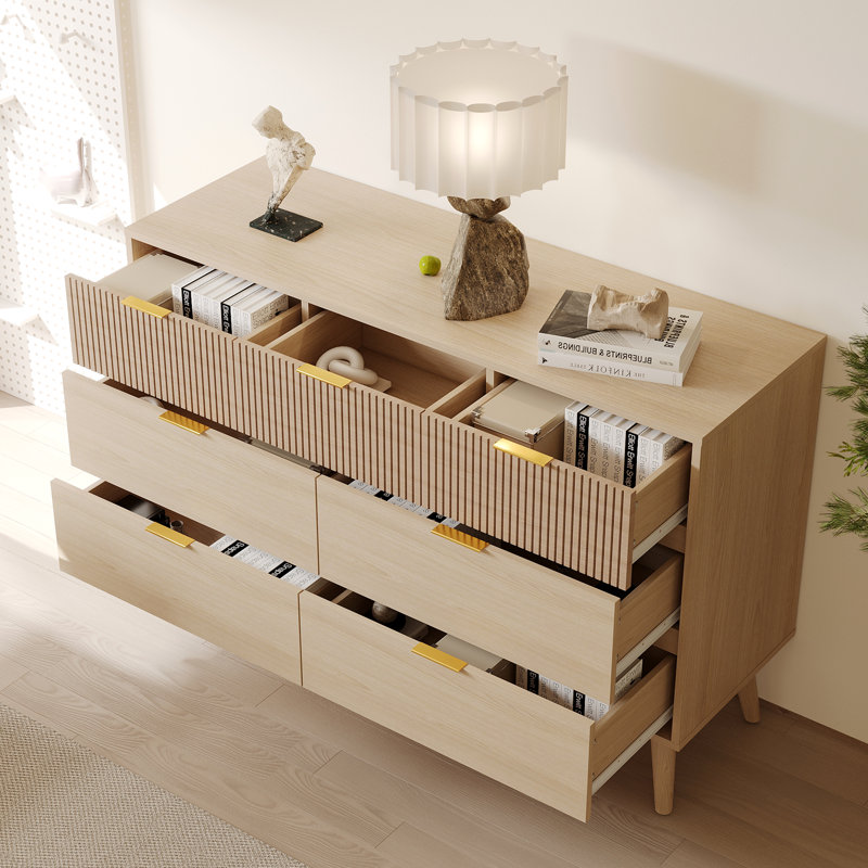 Commode 7 tiroirs couleur bois naturel - Surface rayée et poignées dorées