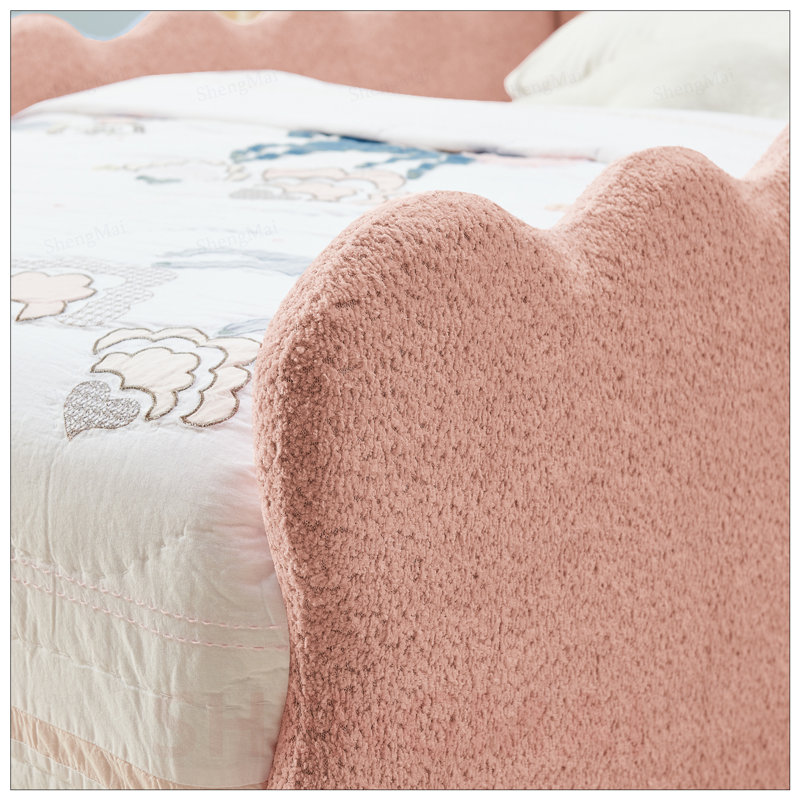 Lit simple pour enfant en forme de dinosaure avec barrières de sécurité, structure en bois massif et tissu bouclé pour un sommeil confortable