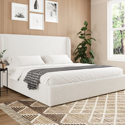 Très grand cadre de lit blanc très grand, rembourré avec tête de lit et pieds en métal, aucun sommier nécessaire. Côtés arrières rembourrés en mousse confortables, tissu de peau, accoudoirs garnis de têtes de clou à oreilles modernes,