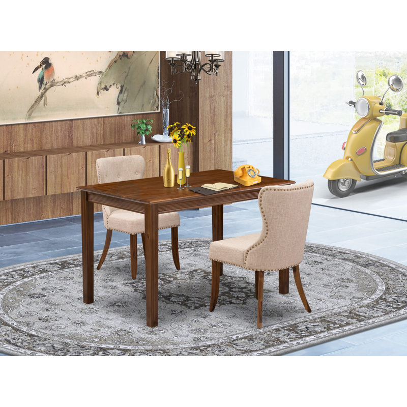 L'ensemble de cuisine 3 pièces comprend une table de salle à manger rectangulaire et 2 chaises Parson au fini noyer antique