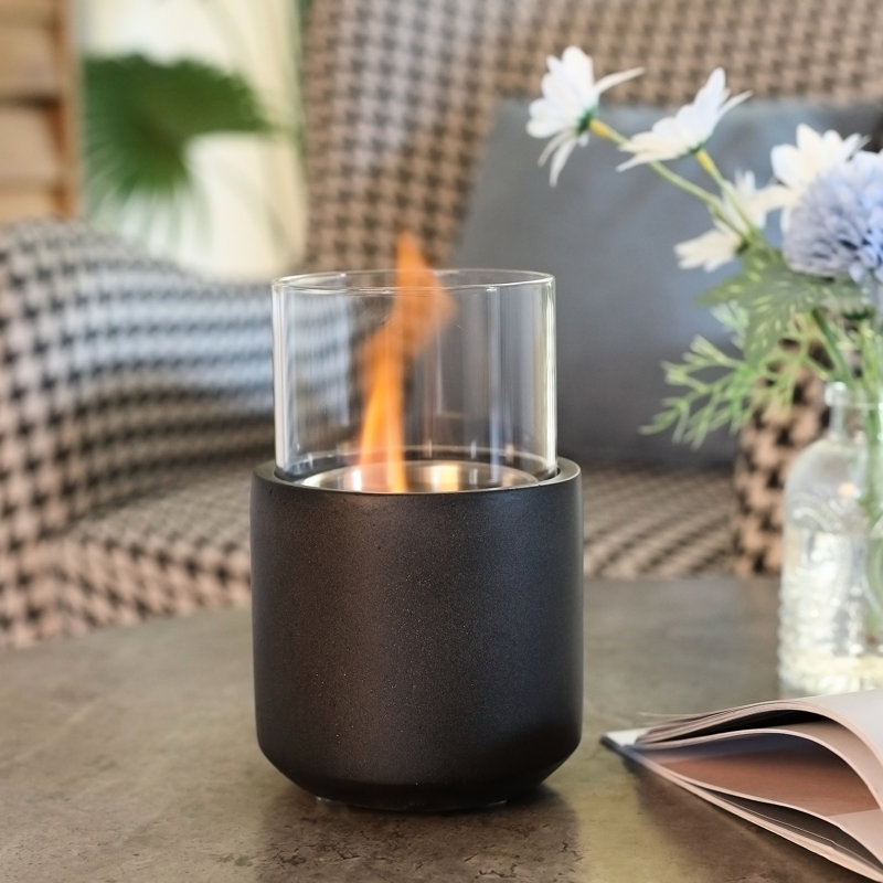 Mini foyer de table en éthanol en béton, gris foncé. Couvercle installé. Brûle l'alcool liquide et solide. Coffre-fort, chauffe 195 pieds carrés Pi. Zone. L 4,76 po x l 7,5 po H 1,5 / 2,5H - gris avec couvercle Et