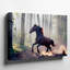 Toile, "Un majestueux cheval brun foncé galope puissamment le long d'une brume"-1493500658