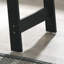 Table de bout noire avec plateau en faux marbre et patins pour meubles