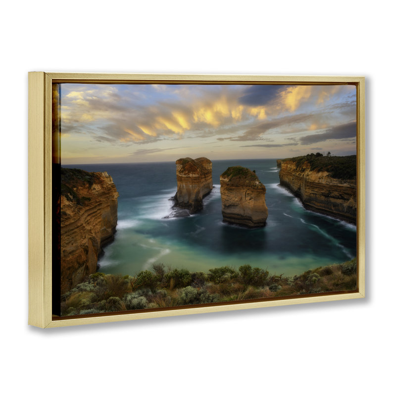 Cadre flottant Loch Ard Gorge Landscape, design par Lincoln Harrison, H 21 po x l 31 po, Cadre flottant métallique doré