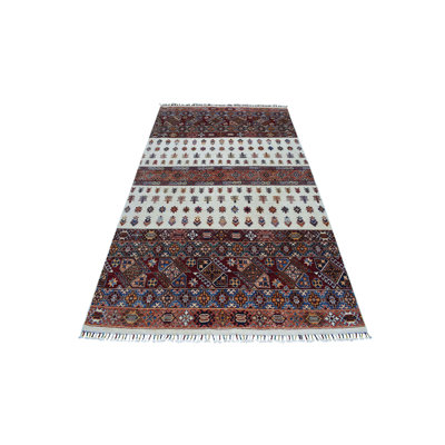 Tapis de zone en laine ivoire/bleu/rouge 5 pi 7 po x 8 pi en laine noué la à la main one-of-kind