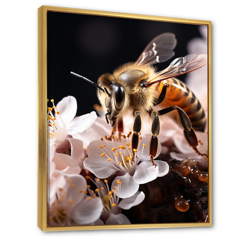 Cresie Bee Portrait Vibrant - Imprimé, Cadre flottant doré, H 20 po x l 12 po x P 1 po