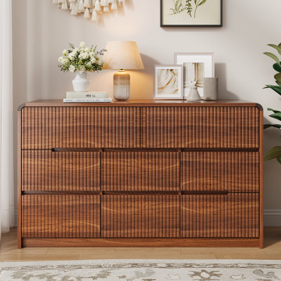 Commode double Aguilera de style moderne du milieu du siècle, en bois, 8 tiroirs, profil incurvé, design cannelé et grande capacité de rangement.