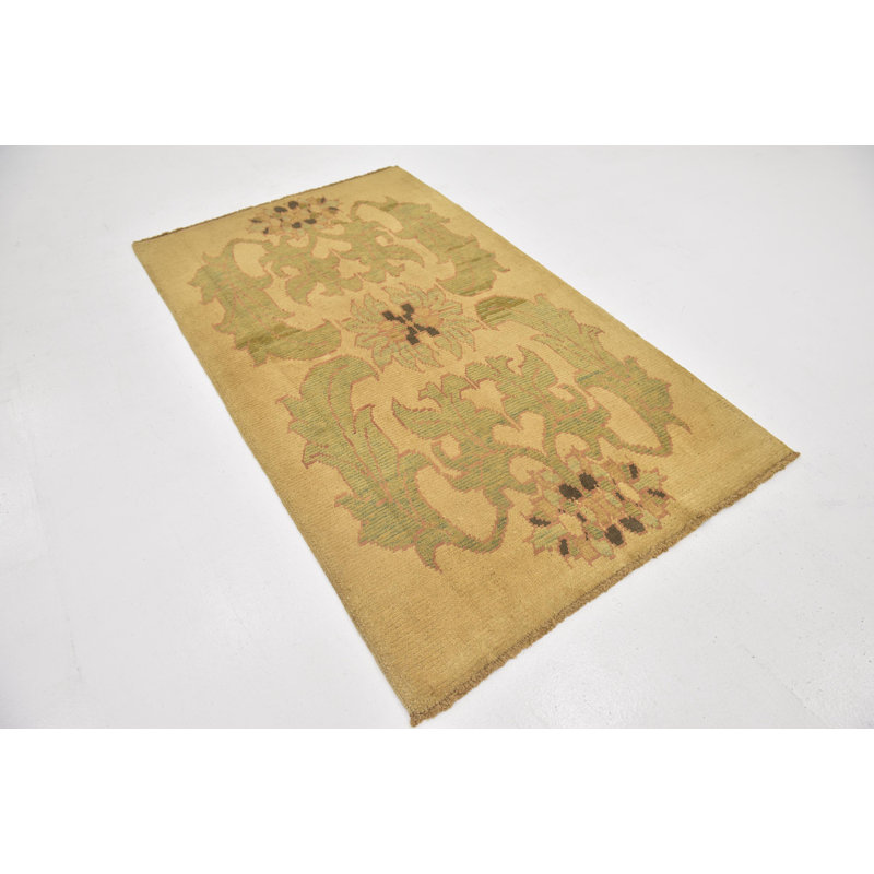 Tapis de zone en laine beige/vert 4 pi 2 po x 7 pi one-of-kind à la main noué la Mehdi